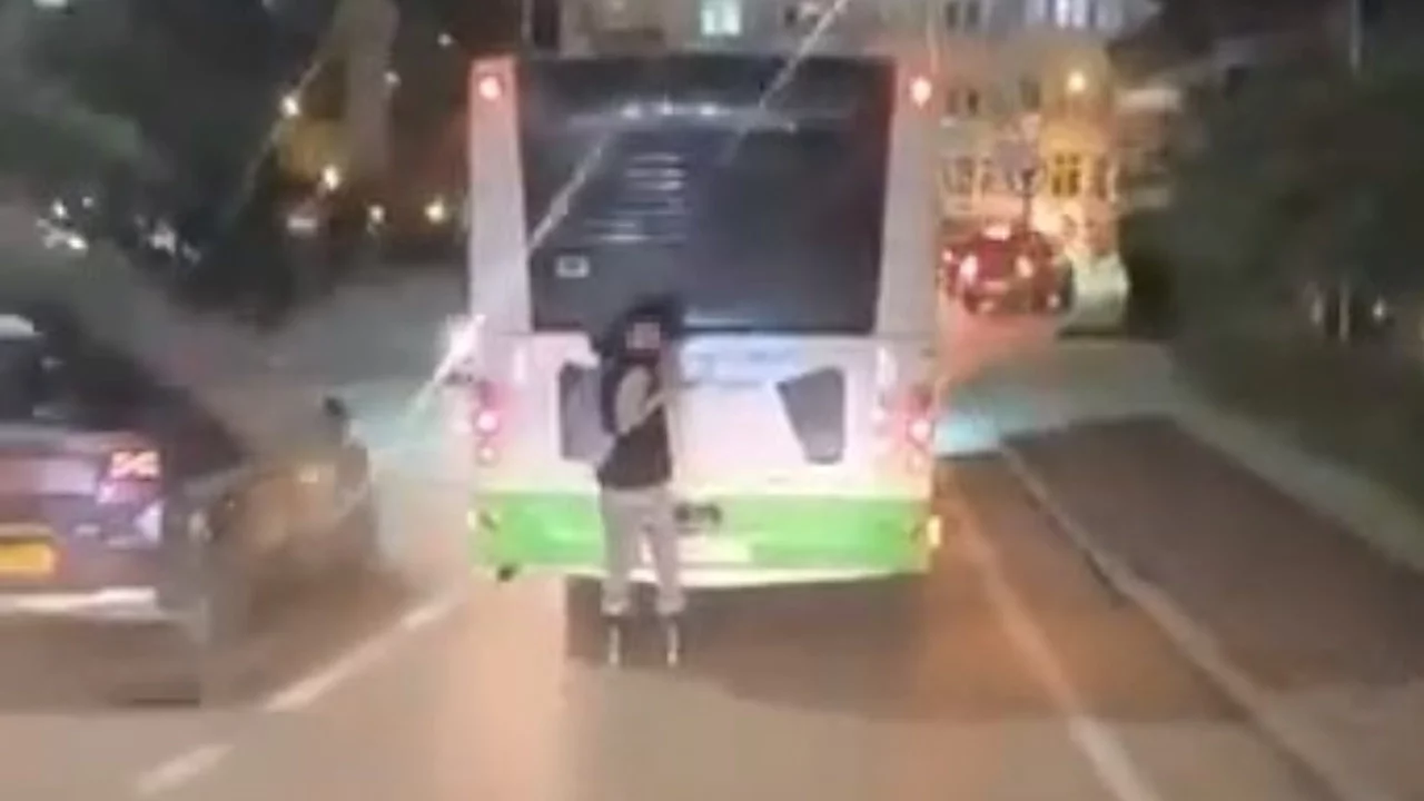 Bursa'da patenli genç otobüse tutunarak ilerledi