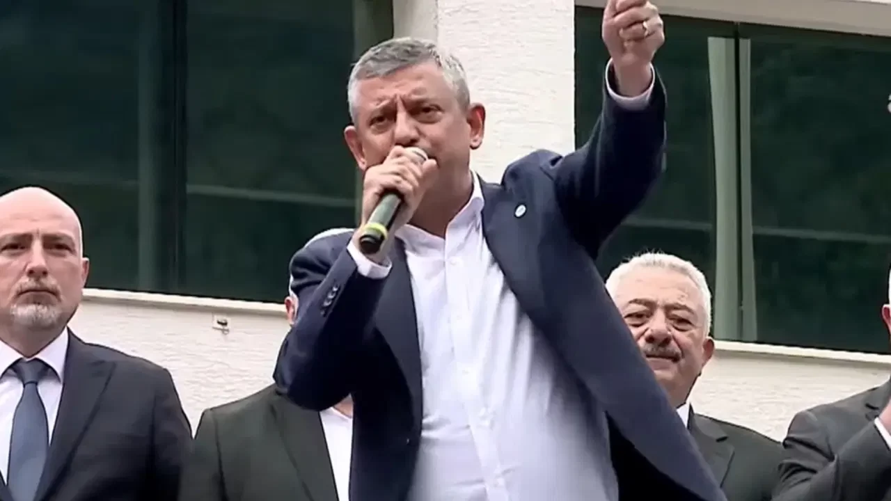 Özgür Özel'den Cumhurbaşkanı Erdoğan'a: "O şarlatanı ya sen durdur ya gelip biz durduracağız!"