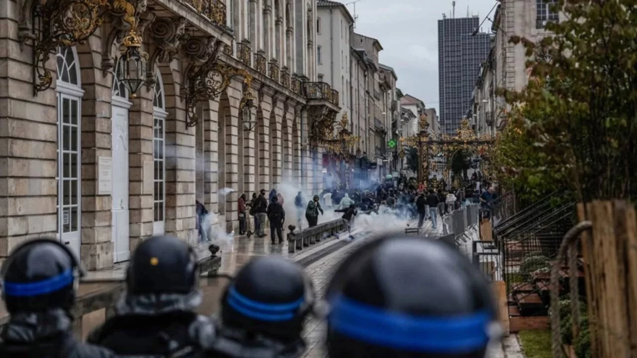 Fransa'da protestolar nedeniyle yüzlerce okulda eğitime ara verdi