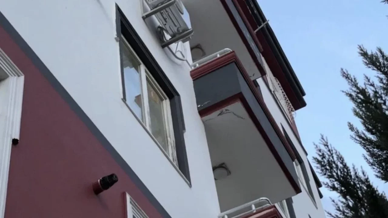 Anne, baba ve 5 yaşındaki çocuk 2. kattan atladı