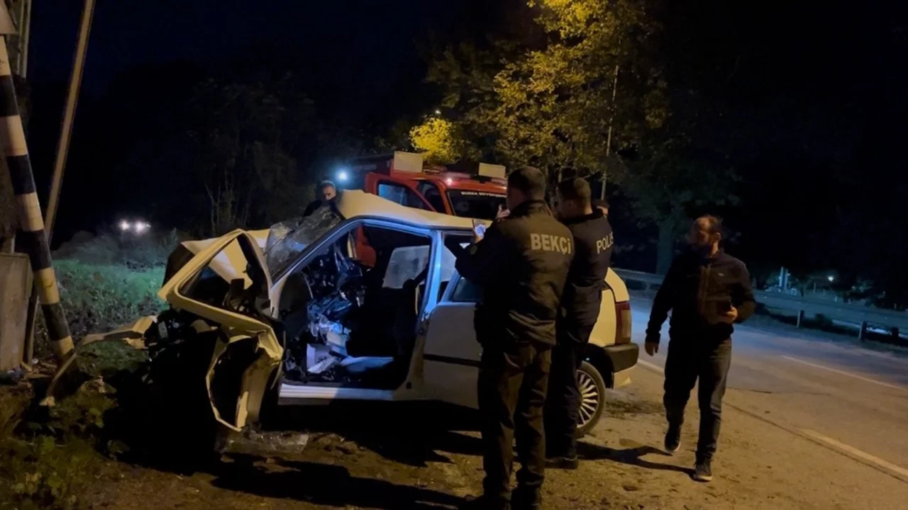 Bursa'da kontrolden çıkan araç duvara çarptı!