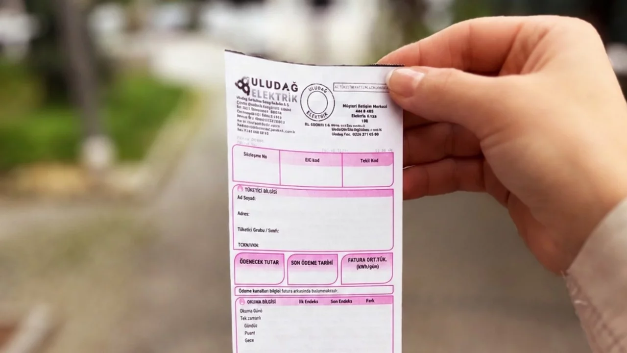 Uludağ Elektrik'ten Meme Kanseri Farkındalık Ayı kapsamında abonelerine "pembe" mesaj