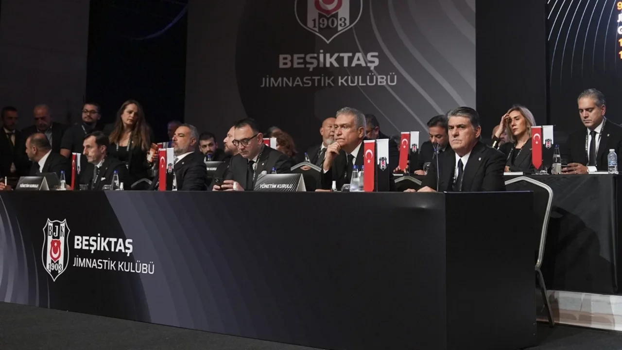 Beşiktaş'ta Serdal Adalı ve yönetimi ibra edildi
