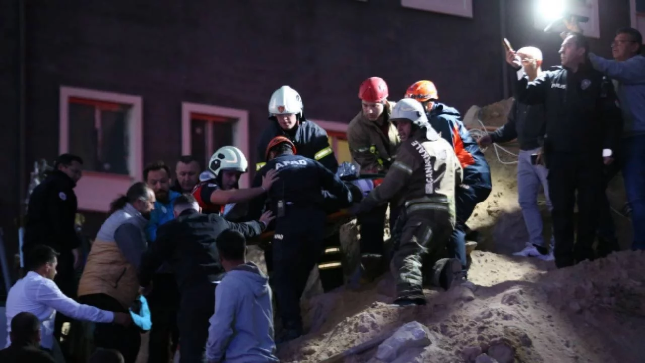 Üniversite yerleşkesinde toprak kayması: 2 işçi kurtarıldı