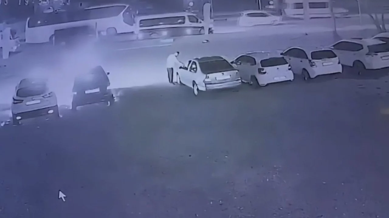Elinde benzin bidonuyla geldi, galerideki 6 aracı ateşe verdi