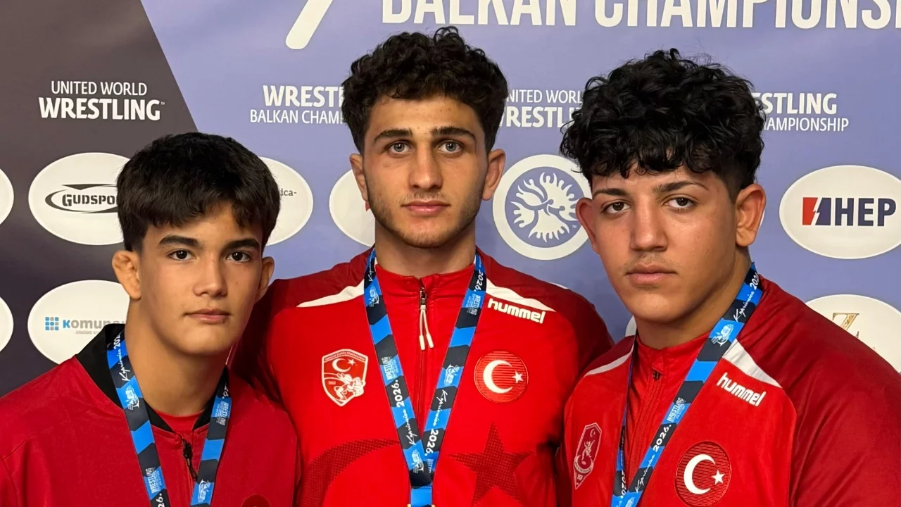 Bursa Büyükşehir Belediyesporlu güreşçilerden 3 madalya