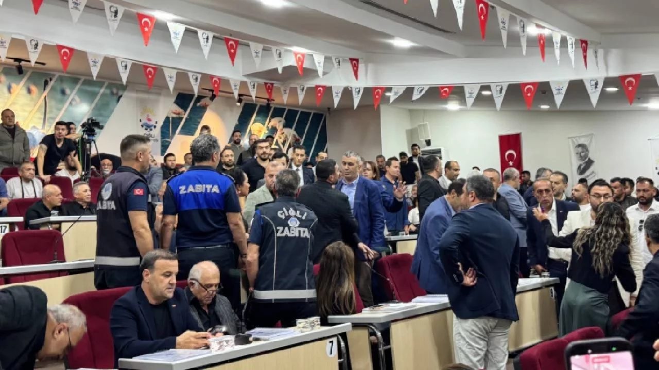 Çiğli Belediye Meclisi'nde AK Parti'ye geçen Onur Emrah Yıldız protesto edildi