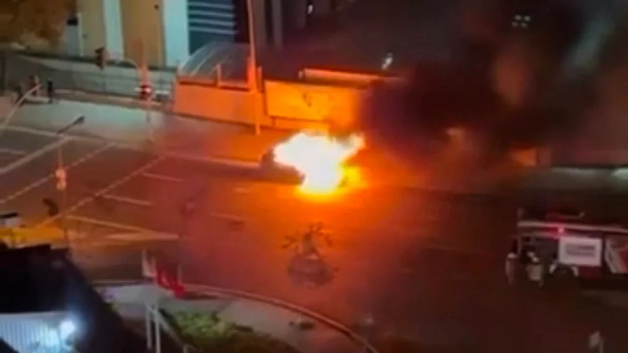 İstanbul'da otomobil alevlere teslim oldu