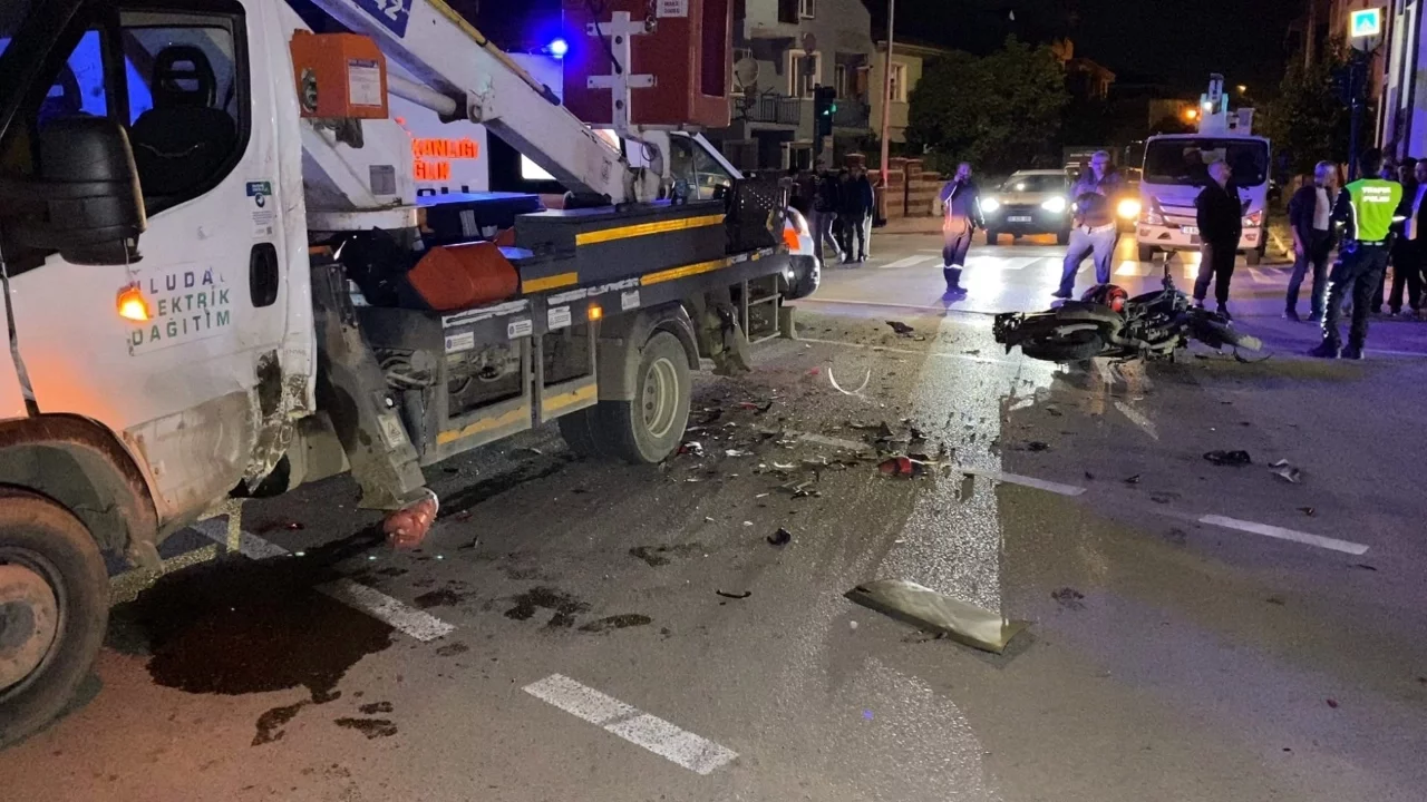 Bursa'da kamyonetle çarpışan motosiklet sürücü hayatını kaybetti
