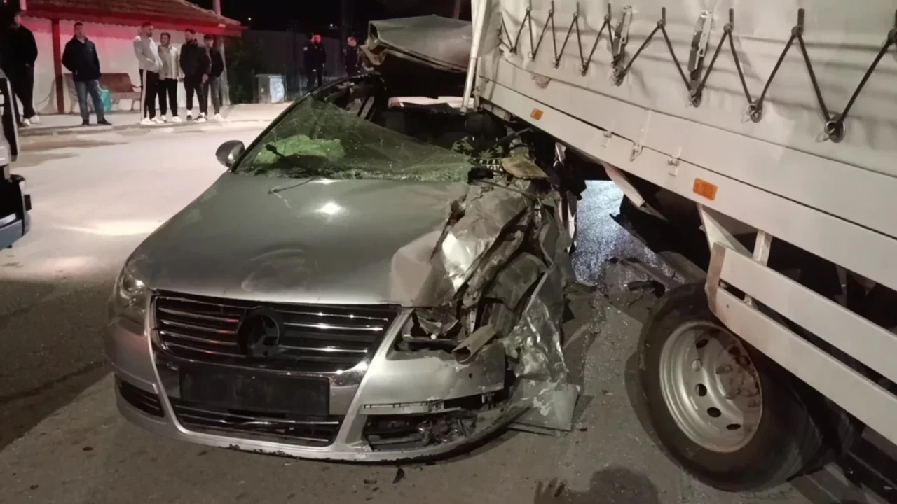 Otomobil kamyonete ok gibi saplandı