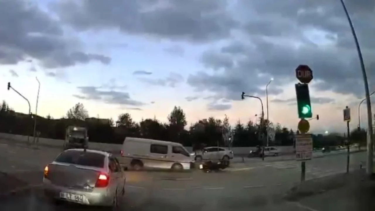 Bursa'da kırmızı ışıkta geçen kamyonet motosiklete çarptı: Sürücü yerde sürüklendi