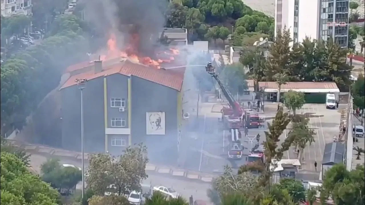 İzmir'de okulun çatısında korkutan yangın
