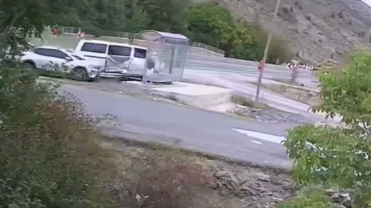 İki aracın arasında kalan kadının ölümden kıl payı kurtuldu