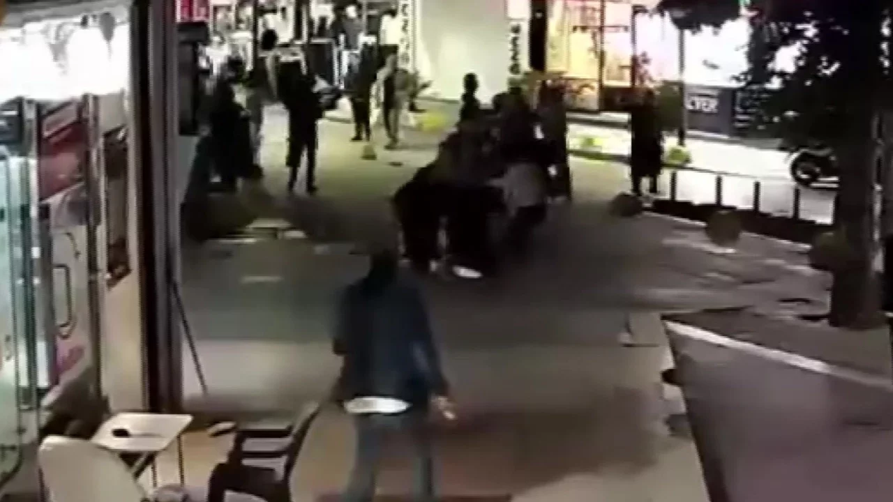 Kocaeli'de anne ve kızını cadde ortasında darbettiler: 'Annemi bırakın!'