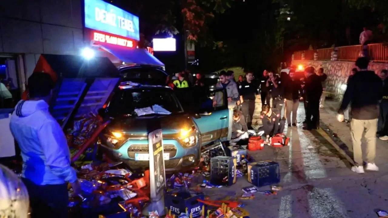 Tunceli'de otomobil yol kenarındaki büfeye çarptı: 5 kişi yaralandı