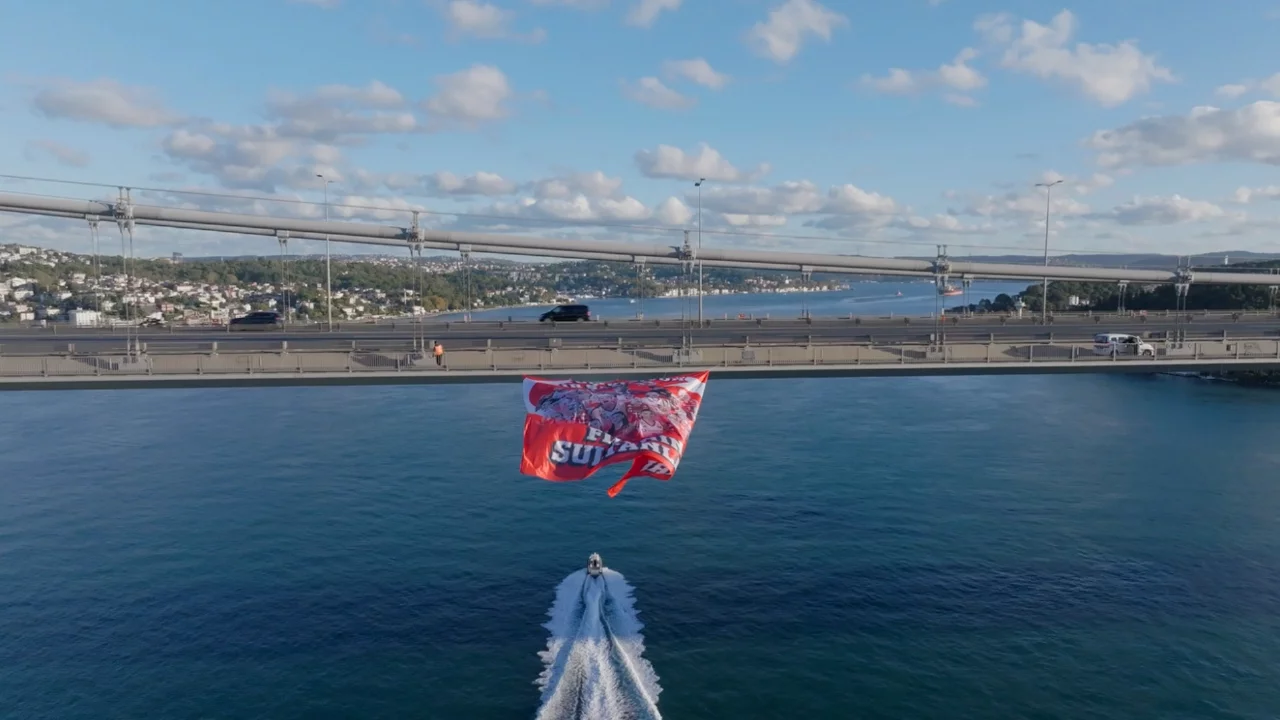 Filenin Sultanları'nın "3 Kupa, 1 Şampiyon" bayrakları, İstanbul Boğazı'na asıldı