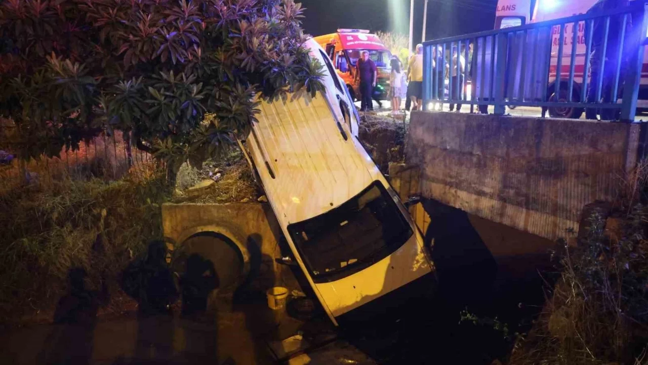 Adana'da şiddetli yağışta kayan otomobil sulama kanalına düştü: 2 kişi yaralandı
