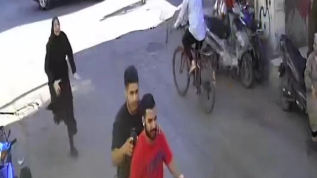 Adana'da film gibi kapkaç! Kadın şüphelilerin peşinden böyle koştu