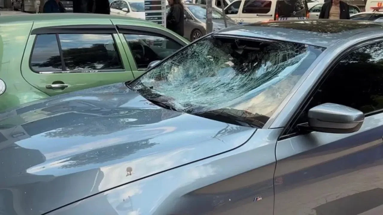 Otelin 6'ncı katından otomobilin üzerine düşen kadın ağır yaralandı