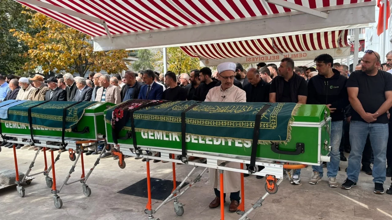Bursa Gemlik'te cinayet kurbanı yaşlı çift toprağa verildi