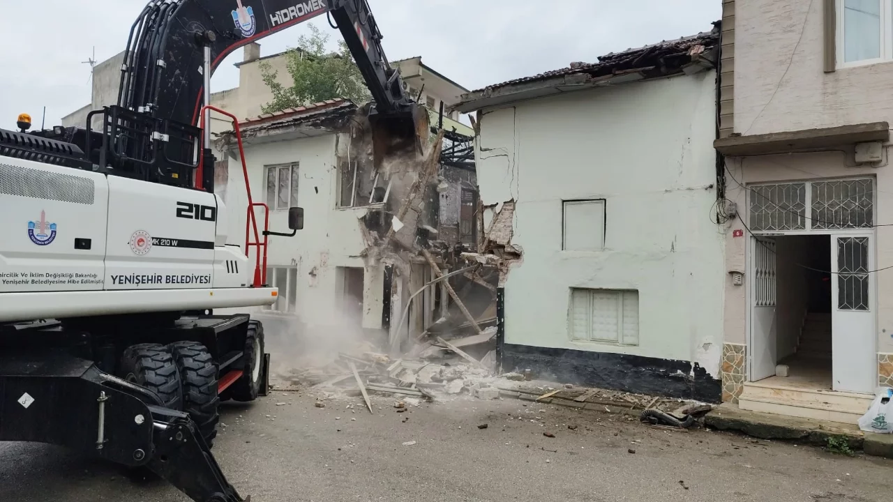 Yenişehir'de metruk binalar yıkılıyor