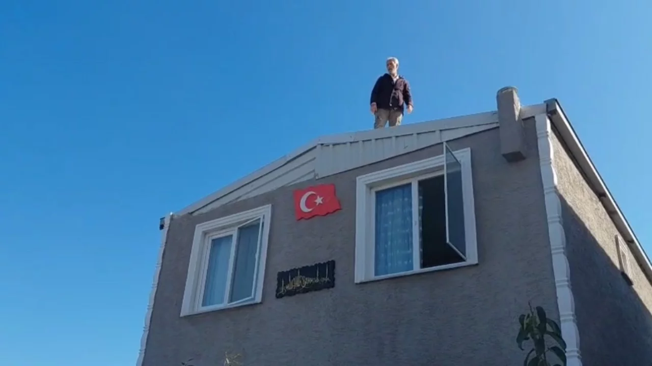 Bursa'da çatıya çıkıp yıkıma direndi