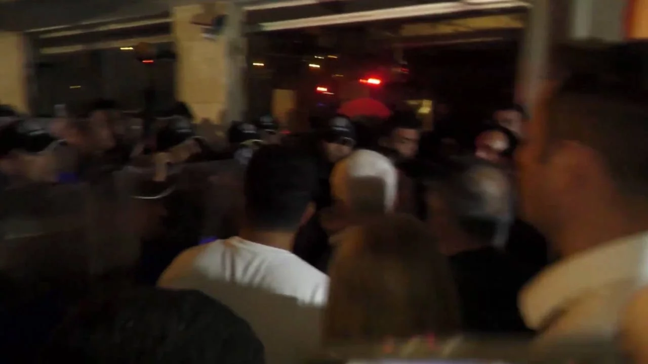 Cemil Tugay protestosuna polis barikatı