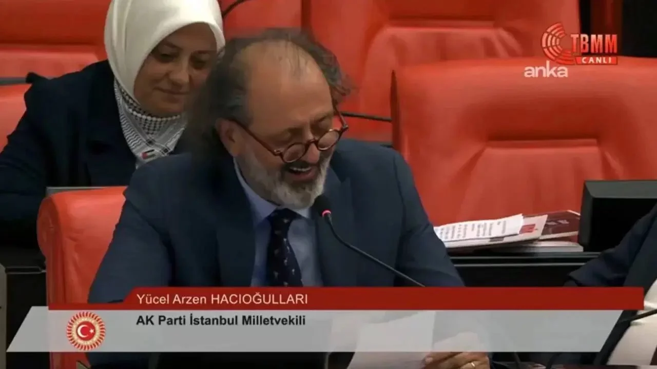 Meclis sıralarında ilginç anlar! AK Parti'li Hacıoğulları'dan 'İzmir Marşı' mırıldanmaları...