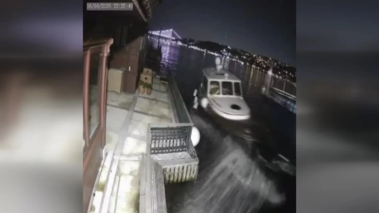 Üsküdar'da yolcu vapuru tarihi yalıya çarptı