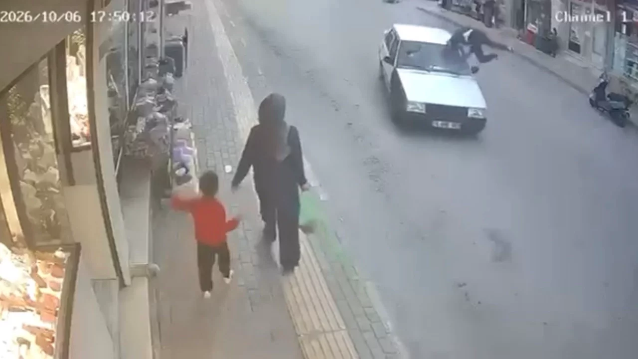 Bursa'da otomobil yayaya çarptı! Kaza anı kamerada