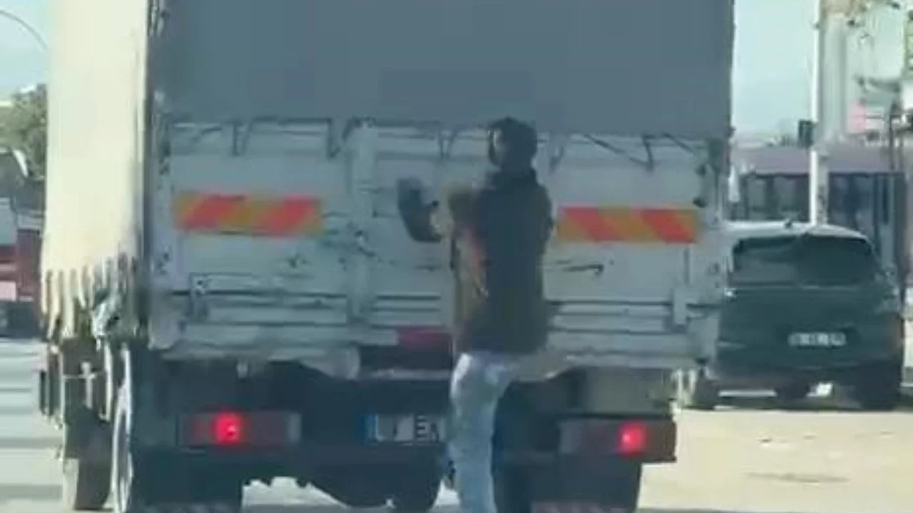Bursa'da yürekleri ağza getiren görüntü! Kamyonetin arkasına tutundu