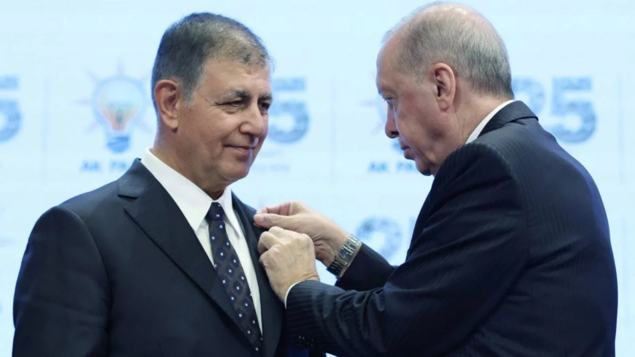 Cemil Tugay'ın AK Parti'ye geçişinin ardından belediyeden ilk istifalar geldi