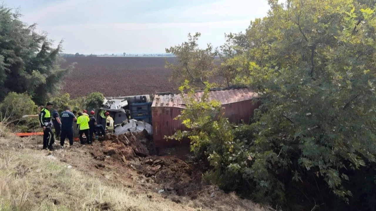 Bursa'da tır tarlaya uçtu: 1 kişi yaralandı