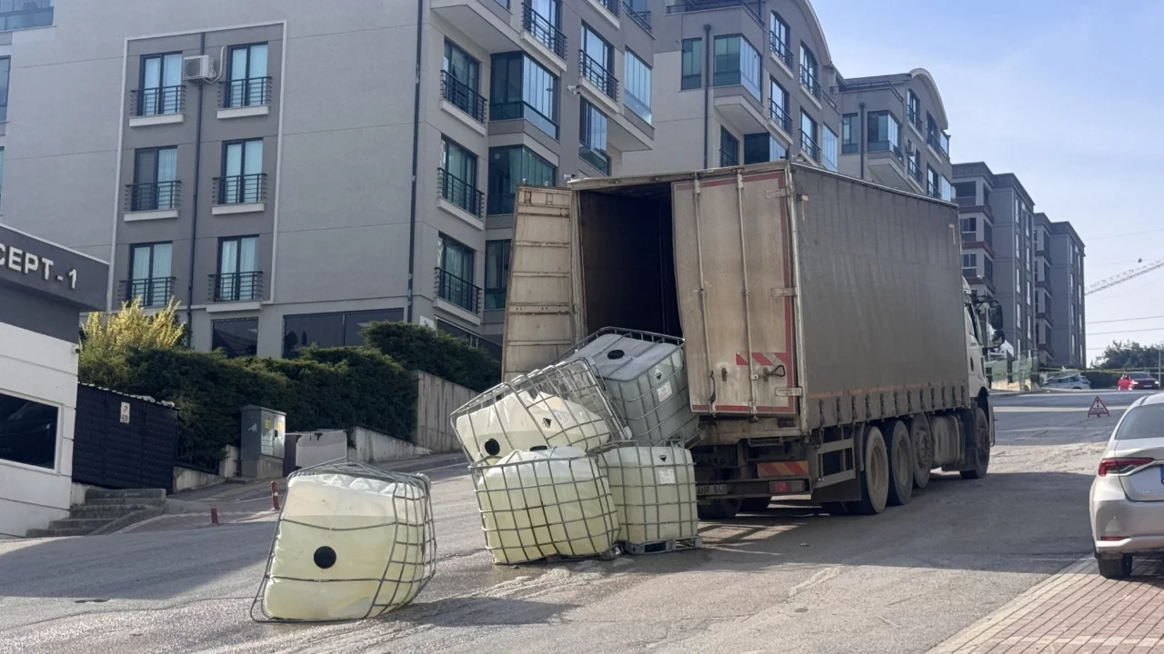 Bursa'da kamyondan düşen tanklardan sızan kimyasal madde nedeniyle cadde kapatıldı!