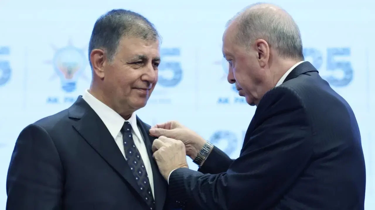 AK Parti'ye geçen Cemil Tugay 5 günlük izne ayrıldı