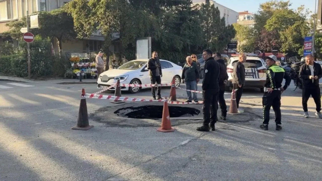 İstanbul Beşiktaş'ta ana caddede yol çöktü: Trafikte aksama yaşandı