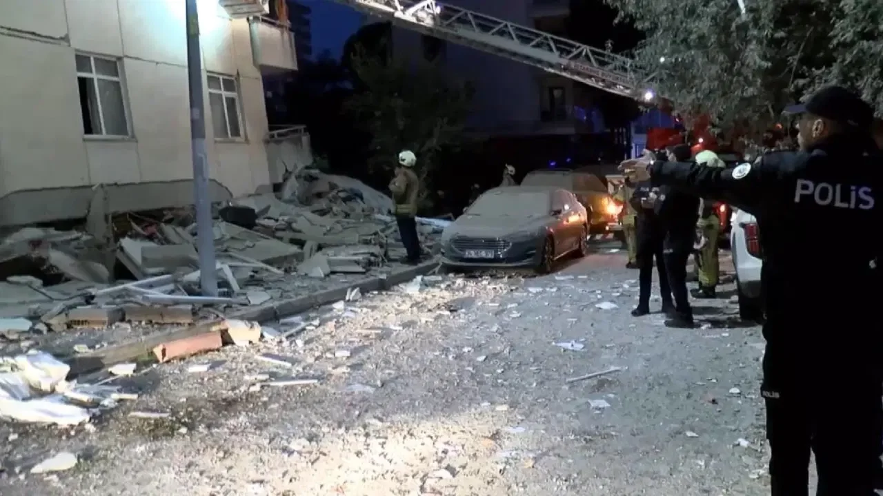 Maltepe'de 7 katlı binanın 3 katı çöktü! Enkazda arama kurtarma çalışması başlatıldı