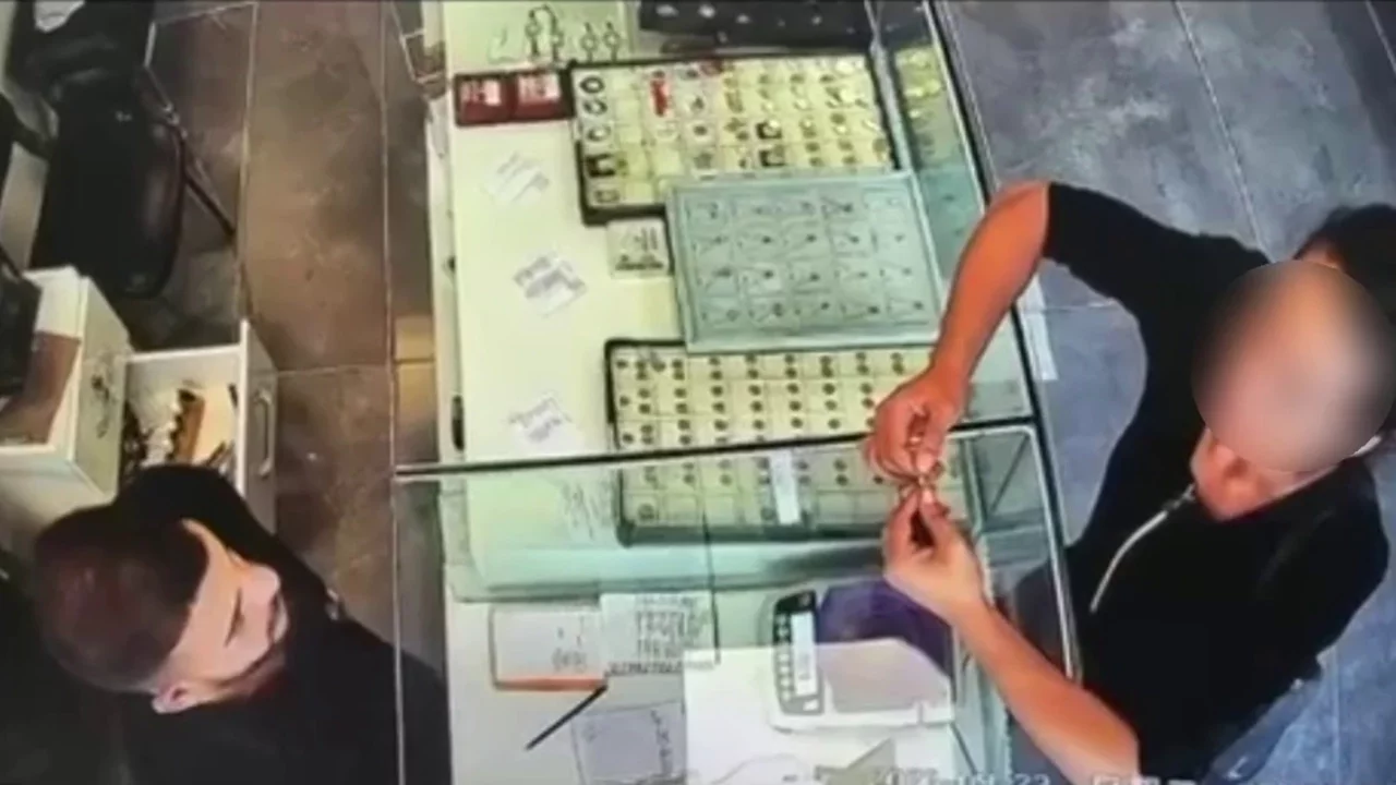 Kendisinden 45 yaş küçük kadınla evlenmek isteyen yaşlı adamı akrabası dolandırdı