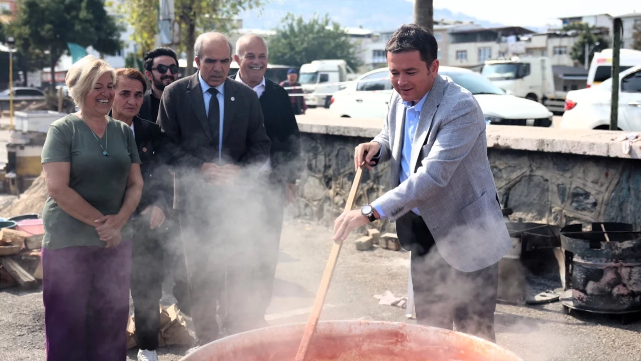 Osmangazi'de salça kazanları dayanışma için kaynadı