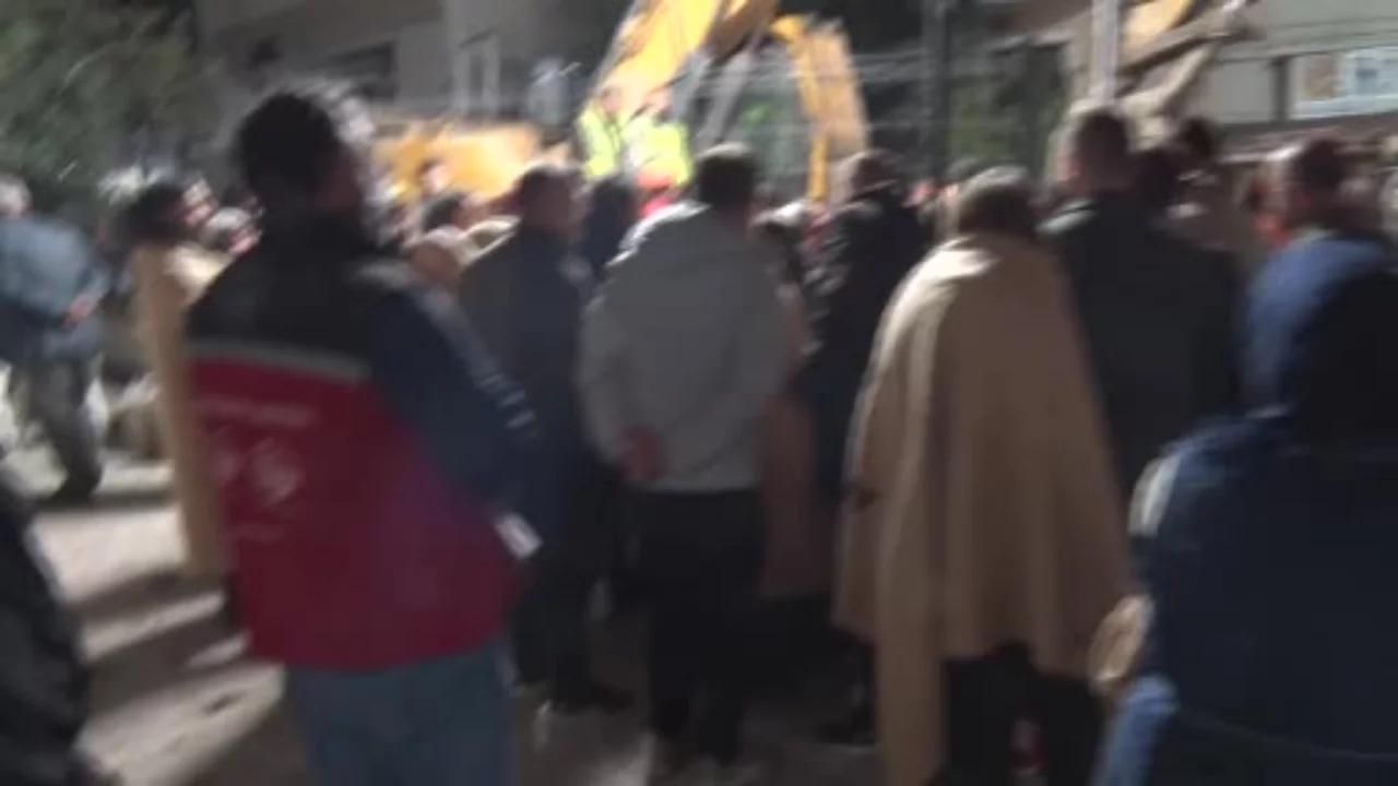 Enkaz altından 25 saat sonra çıkarıldı! Hayatını kaybeden iki kardeşin ailesinden yürek yakan gör...