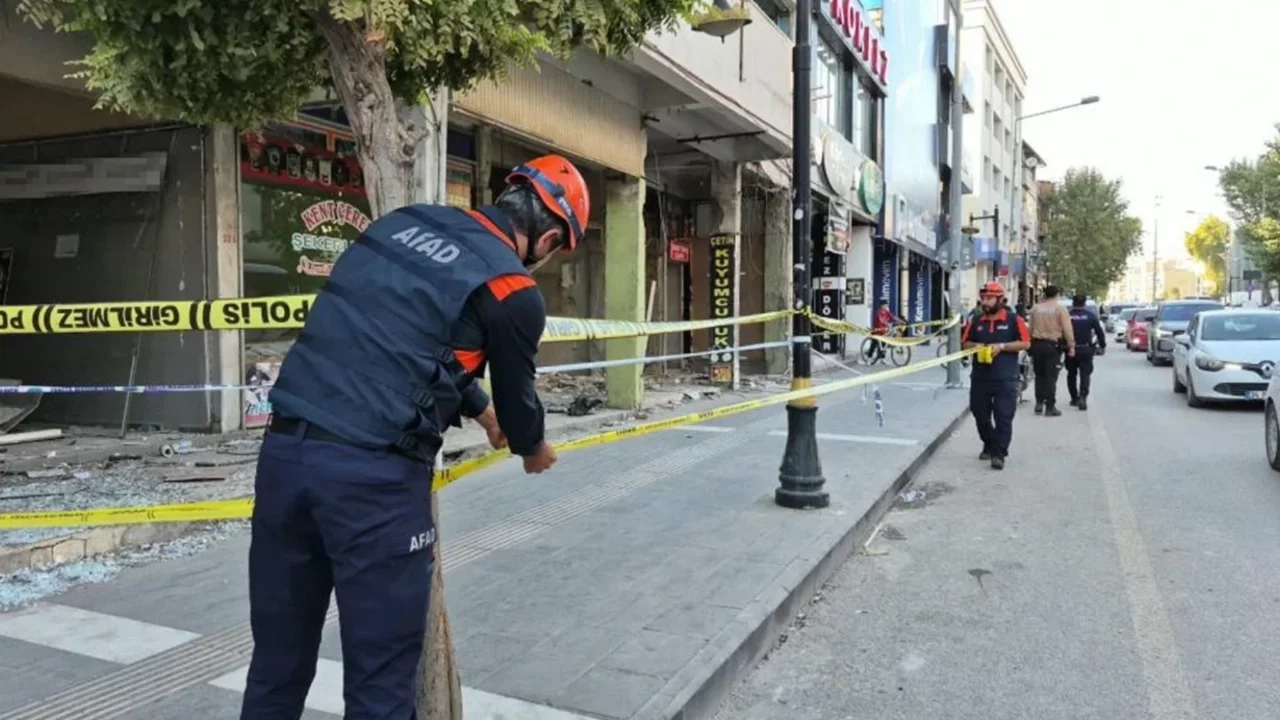 Ağır hasarlı binadan gelen sesler paniğe neden oldu