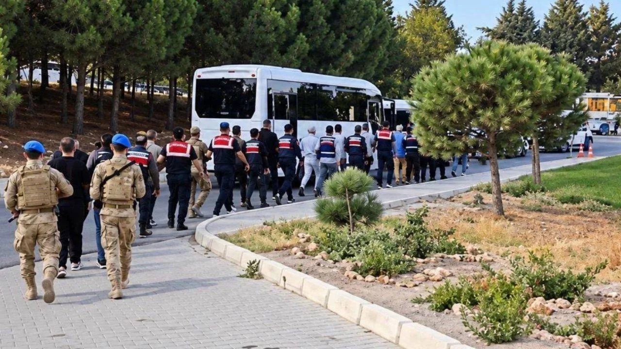 Çeşme Belediyesi'ne operasyon: Gözaltına alınan 12 kişi adliyeye sevk edildi