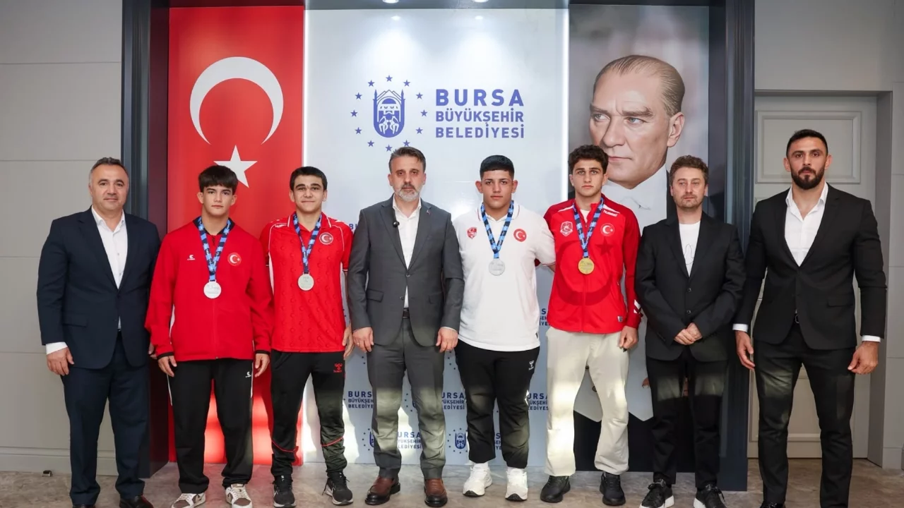 Büyükşehir Belediye Başkan Vekili Biba, Bursa'nın gururu güreşçileri ağırladı