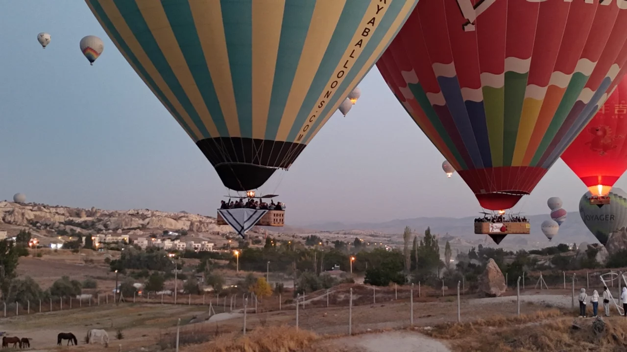 Kapadokya'da sıcak hava balonları Gazze için havalandı