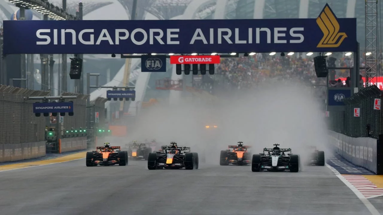Singapur'da kaza dolu yarış: Sprint yarışında kazanan Max Verstappen