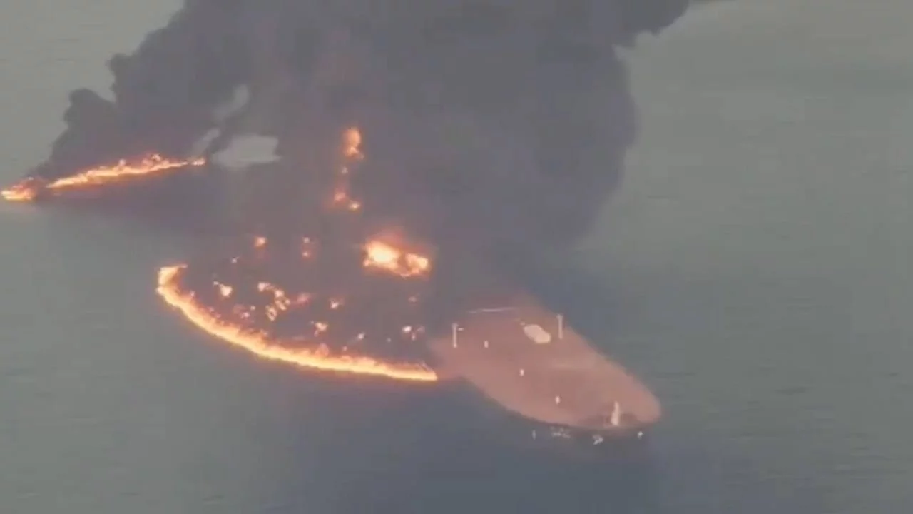 Hürmüz Boğazı'nda mayına çarpan süper tanker patladı