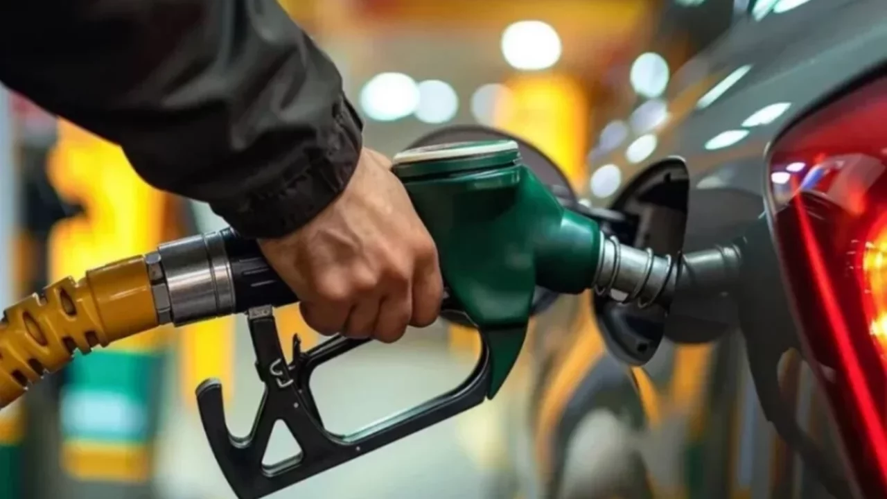 Motorinde artış, benzinde indirim! Gece yarısı tabelalar değişti