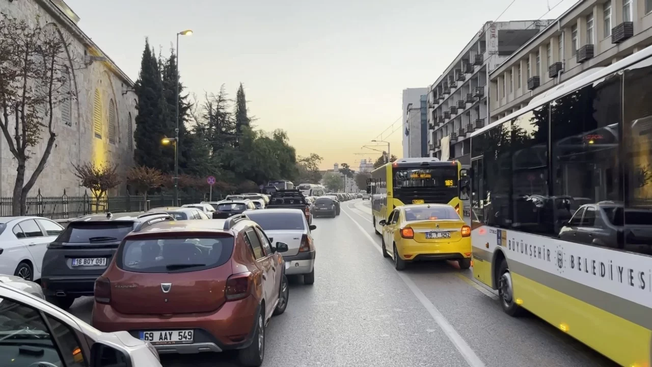 Bursa'da trafik tek şeride düştü! Ulucami'ye akın ettiler