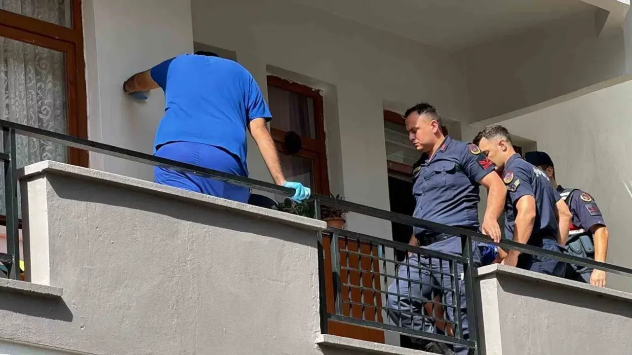Kardeşini balkondan attı, intihar etti
