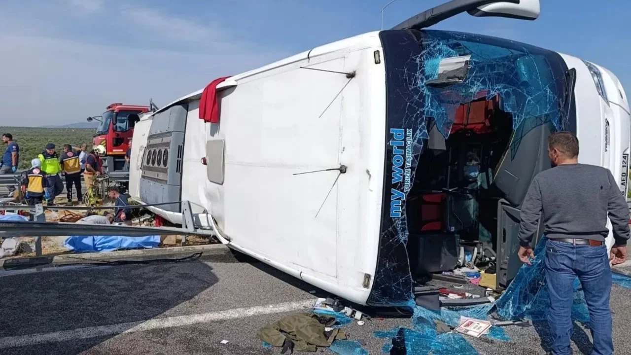 Manisa'da çekici ile yolcu otobüsü çarpıştı: Can kayıpları ve çok sayıda yaralı var!